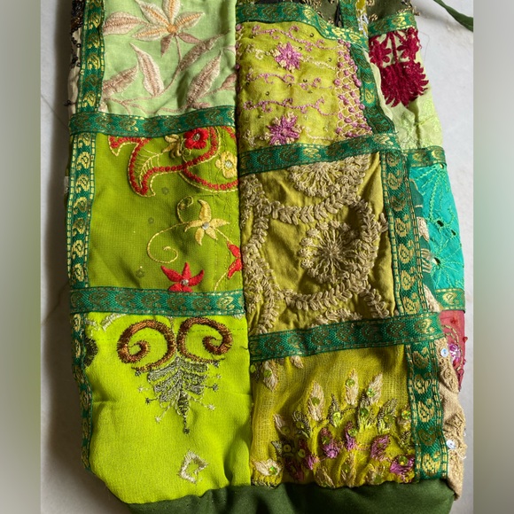 Vintage boho shoulder sac, crossbody, patchwork, olive grn lining w/ tie closure - Picture 3 of 10